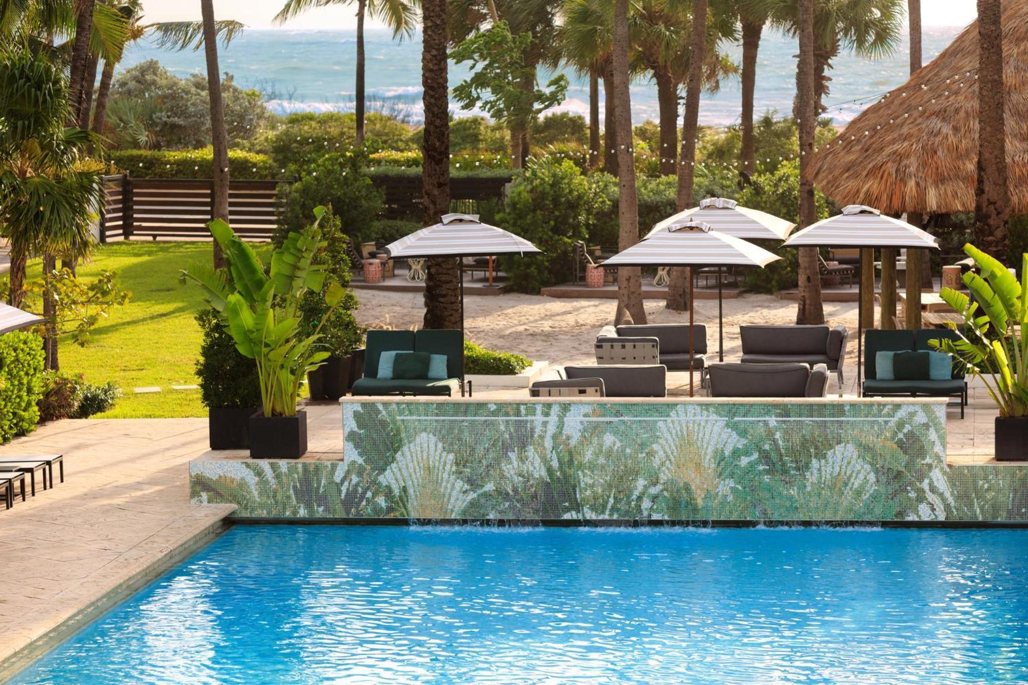 Resort Kimpton Surfcomber 4*